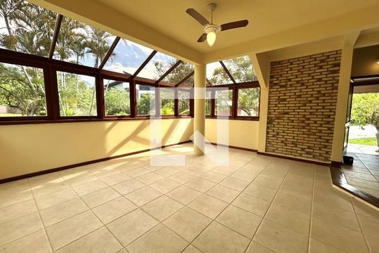 Sala de casa de condomínio para alugar com 4 quartos, 385m² em Rio Tavares, Florianópolis