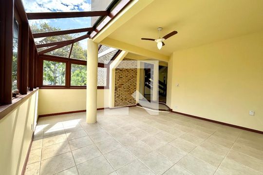 Sala de casa de condomínio para alugar com 4 quartos, 385m² em Rio Tavares, Florianópolis