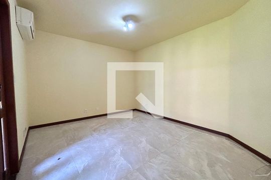 Sala 3 de casa de condomínio para alugar com 4 quartos, 385m² em Rio Tavares, Florianópolis