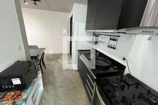 Cozinha de apartamento para alugar com 1 quarto, 70m² em Vila Suzana, São Paulo
