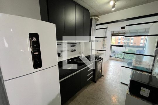Cozinha de apartamento para alugar com 1 quarto, 70m² em Vila Suzana, São Paulo