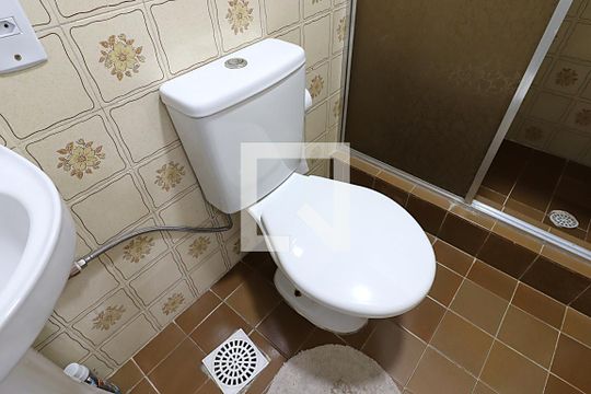 Banheiro de kitnet/studio à venda com 1 quarto, 52m² em São Sebastião, Porto Alegre