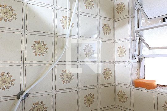 Banheiro de kitnet/studio à venda com 1 quarto, 52m² em São Sebastião, Porto Alegre
