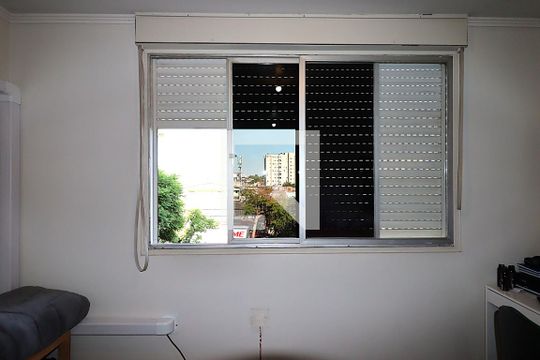 Janela  de kitnet/studio à venda com 1 quarto, 52m² em São Sebastião, Porto Alegre