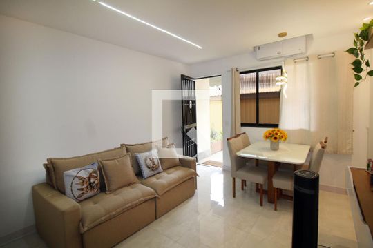 Sala de casa à venda com 2 quartos, 64m² em Irajá, Rio de Janeiro