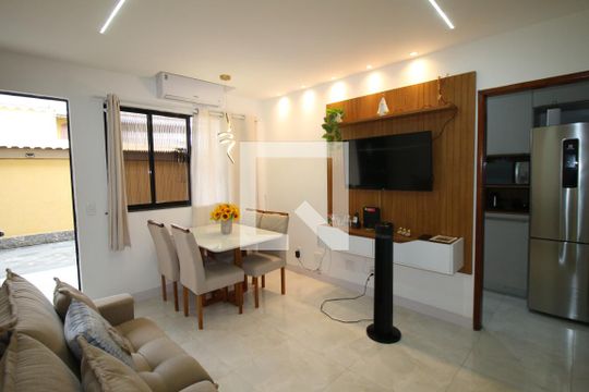 Sala de casa à venda com 2 quartos, 64m² em Irajá, Rio de Janeiro