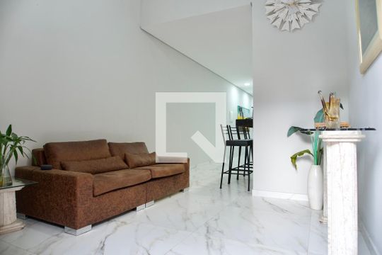Sala de casa à venda com 3 quartos, 200m² em Santa Efigênia, Belo Horizonte