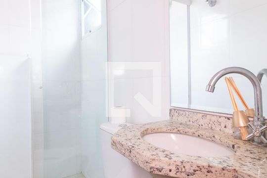 Banheiro da Suíte 1 de casa de condomínio à venda com 2 quartos, 83m² em Vila Araguaia, São Paulo