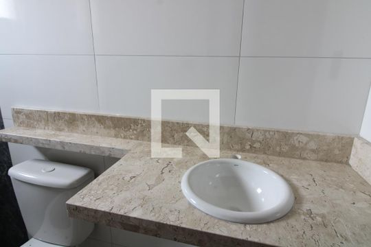 Banheiro quarto 1 de casa à venda com 3 quartos, 100m² em Parque Paineiras, São Paulo