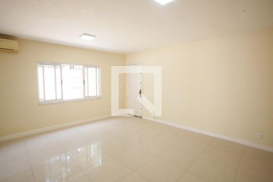 Sala de casa para alugar com 3 quartos, 160m² em Taquara, Rio de Janeiro