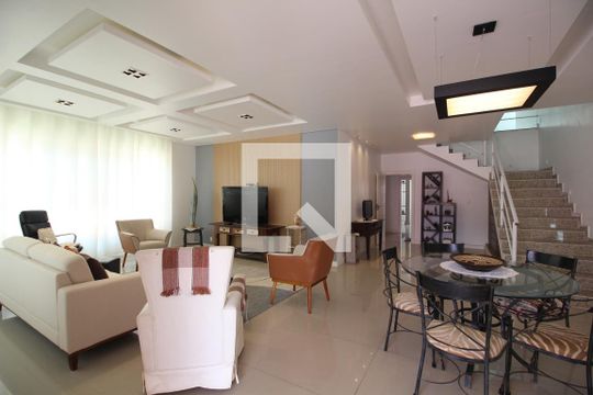 Sala de casa de condomínio para alugar com 4 quartos, 329m² em Jacarepaguá, Rio de Janeiro