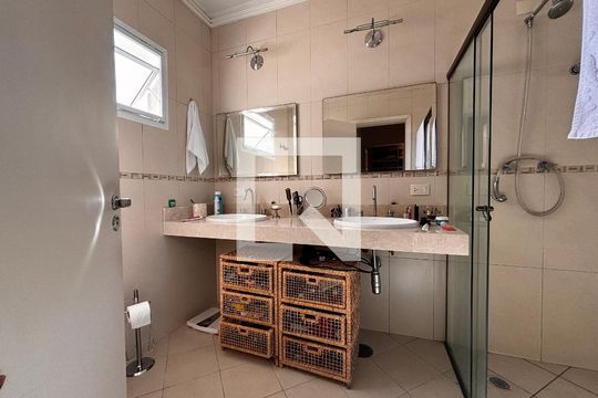 Banheiro suíte 1 de casa de condomínio para alugar com 5 quartos, 430m² em Residencial Morada dos Lagos, Barueri