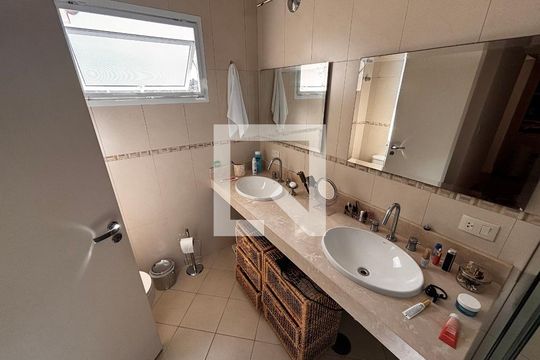 Banheiro suíte 1 de casa de condomínio para alugar com 5 quartos, 430m² em Residencial Morada dos Lagos, Barueri