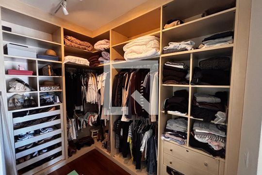 Closet suíte 1 de casa de condomínio para alugar com 5 quartos, 430m² em Residencial Morada dos Lagos, Barueri