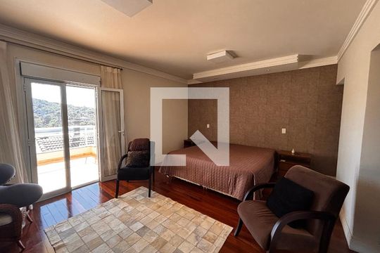 Suíte 1 de casa de condomínio para alugar com 5 quartos, 430m² em Residencial Morada dos Lagos, Barueri
