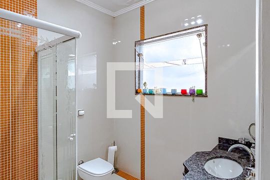 Banheiro da Suíte de casa à venda com 2 quartos, 172m² em Jardim Analia Franco, São Paulo