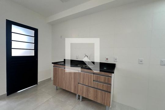 Sala/cozinha de apartamento para alugar com 2 quartos, 60m² em Outeiro de São Fernando, Barueri