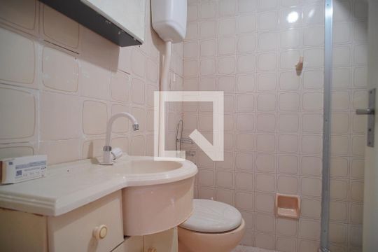 Banheiro de kitnet/studio para alugar com 1 quarto, 35m² em Centro, São Leopoldo