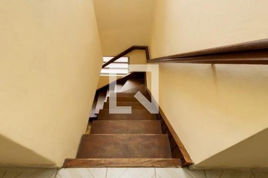 Escada de casa à venda com 3 quartos, 257m² em Parque Sao Domingos, São Paulo