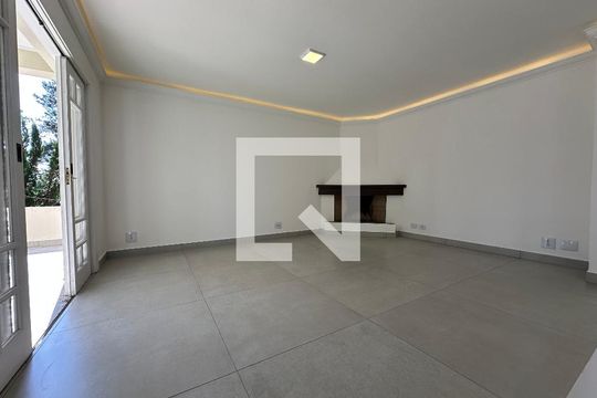 Sala de casa para alugar com 4 quartos, 322m² em Morada dos Pássaros, Barueri