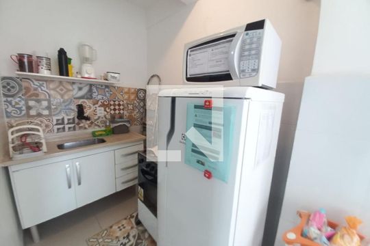 Cozinha de apartamento para alugar com 1 quarto, 50m² em Centro, São Vicente