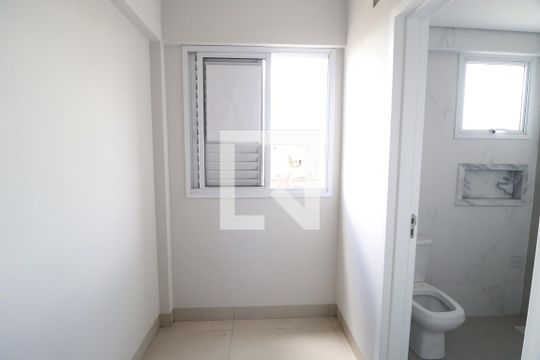 Suite de apartamento para alugar com 2 quartos, 66m² em Brasil, Uberlândia