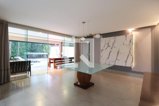 Sala de casa de condomínio para alugar com 4 quartos, 250m² em Morada da Colina, Uberlândia