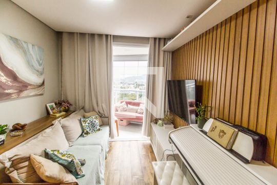 Sala  de apartamento para alugar com 2 quartos, 70m² em Empresarial 18 do Forte, Barueri