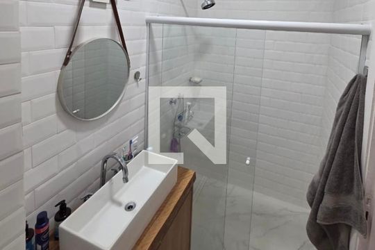 Banheiro Social de apartamento para alugar com 1 quarto, 32m² em Barra da Tijuca, Rio de Janeiro