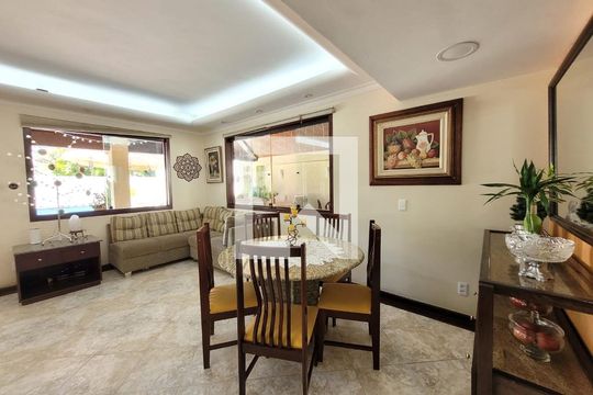 Sala de casa de condomínio à venda com 4 quartos, 400m² em Barra da Tijuca, Rio de Janeiro