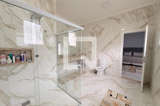 Banheiro da Suíte 1 de casa de condomínio à venda com 4 quartos, 450m² em Jardim Tarumã, Jundiaí