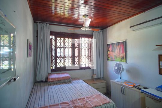 Quarto 1 de casa para alugar com 5 quartos, 400m² em Jardim Carvalho, Porto Alegre