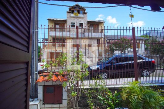 Sala - Vista de casa para alugar com 5 quartos, 400m² em Jardim Carvalho, Porto Alegre