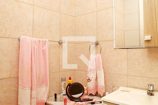 Banheiro de apartamento à venda com 1 quarto, 45m² em Azenha, Porto Alegre
