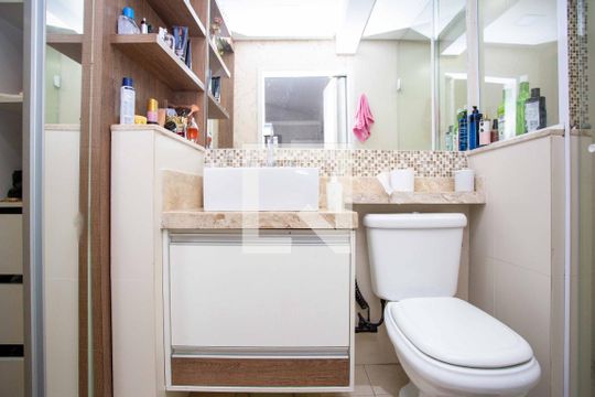 Banheiro da Suíte de casa à venda com 4 quartos, 320m² em Campanário, Diadema