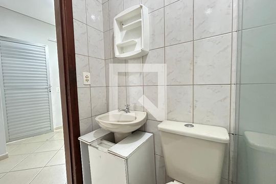 Banheiro  de apartamento para alugar com 1 quarto, 35m² em Jardim Atlântico, Florianópolis