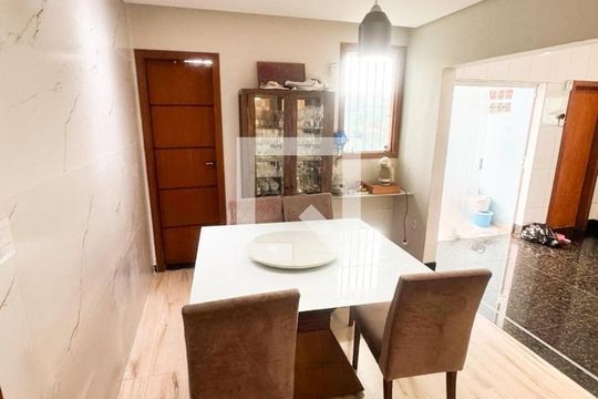 Sala de casa para alugar com 3 quartos, 206m² em Serrano, Belo Horizonte