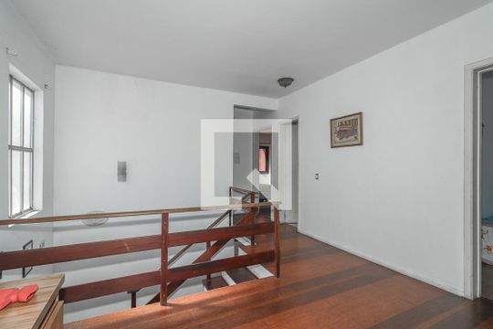 Sala entre quartos de casa à venda com 4 quartos, 360m² em Petrópolis, Porto Alegre