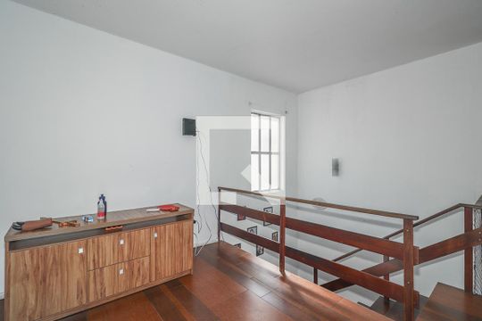 Sala entre quartos de casa à venda com 4 quartos, 360m² em Petrópolis, Porto Alegre