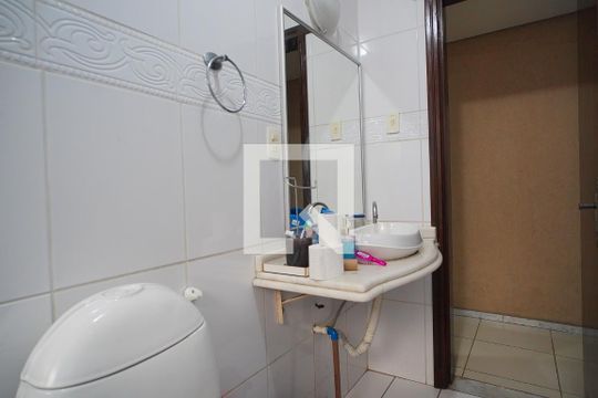 Banheiro   de casa à venda com 4 quartos, 389m² em Partenon, Porto Alegre