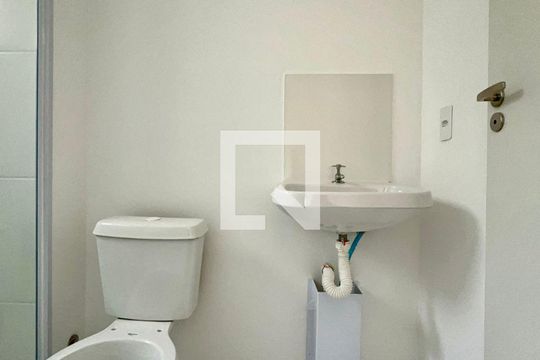 Banheiro social de kitnet/studio à venda com 1 quarto, 24m² em Jardim Paulista, São Paulo