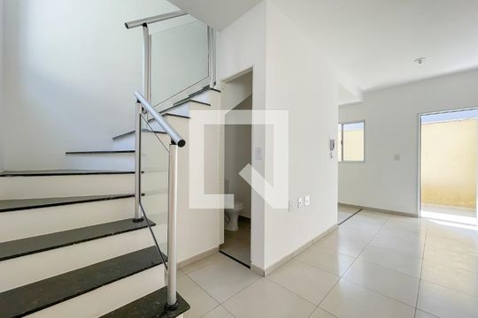 Sala de casa de condomínio à venda com 2 quartos, 52m² em Santa Maria, Osasco