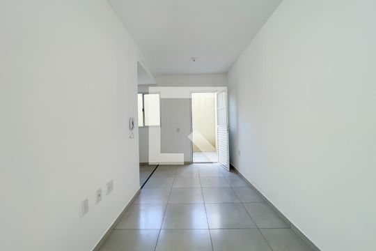 Sala de casa de condomínio à venda com 2 quartos, 52m² em Santa Maria, Osasco