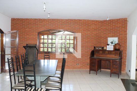 Casa para alugar com 4 quartos, 710m² em Água Espraiada, Cotia