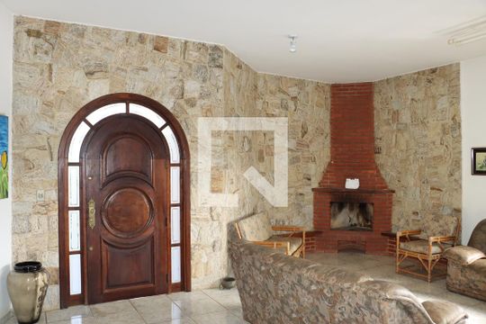 Casa para alugar com 4 quartos, 710m² em Água Espraiada, Cotia
