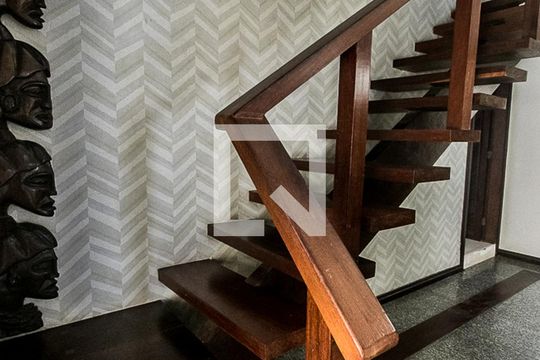 escadas de casa para alugar com 5 quartos, 300m² em Jardim Armação, Salvador