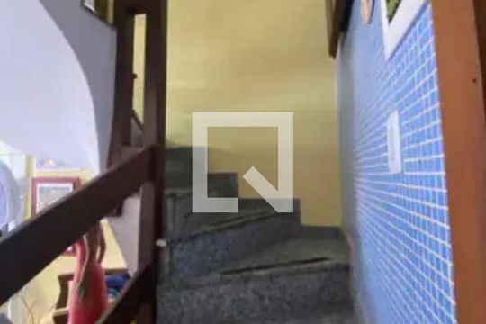 Escada de casa de condomínio para alugar com 4 quartos, 140m² em Itapuã, Salvador