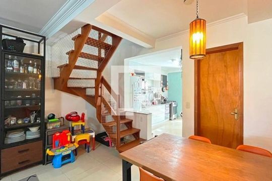 Sala de casa para alugar com 3 quartos, 129m² em Guarujá, Porto Alegre