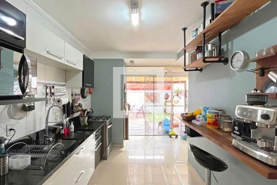 Cozinha de casa para alugar com 3 quartos, 129m² em Guarujá, Porto Alegre