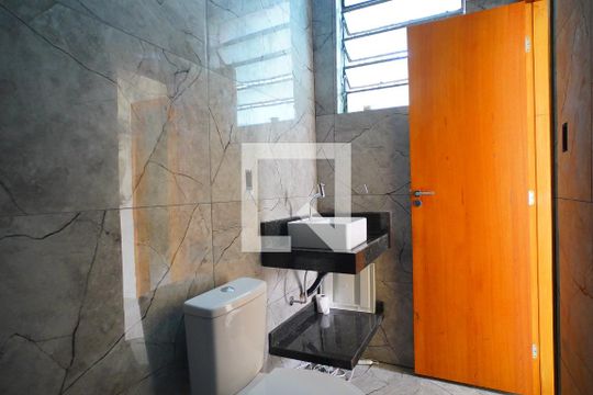 Banheiro Social de casa à venda com 2 quartos, 360m² em Cristal, Porto Alegre